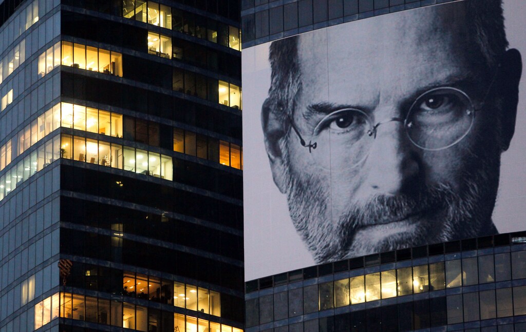 A portrait of Apple co-founder and former CEO Steve Jobs is placed on the Federation Tower skyscraper in Moscow's new business district, October 19 2011. REUTERS/Denis Sinyakov (RUSSIA - Tags: OBITUARY SCIENCE TECHNOLOGY BUSINESS) - RTR2SUSU