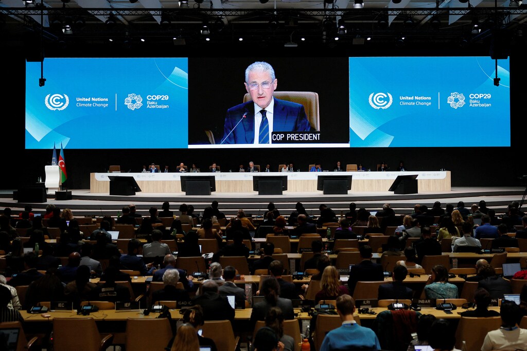 El Presidente de la COP29, Mukhtar Babayev, habla durante una reunión plenaria de clausura de la Conferencia de las Naciones Unidas sobre el Cambio Climático COP29, en Bakú, Azerbaiyán, el 24 de noviembre de 2024.