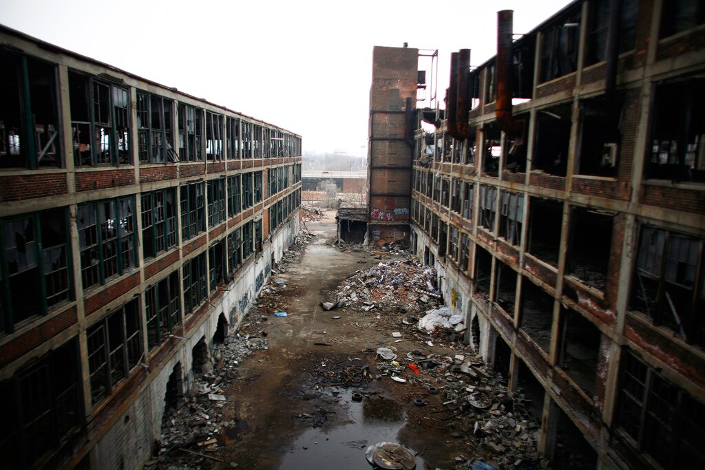 The abandoned and decaying manufacturing plant of Packard Motor Car is seen in Detroit, Michigan April 2, 2011. The city is a part of America's Midwestern "Rust Belt", the heartland of the country and home to big unionized manufacturers like the auto and steel industries. The plant, built in 1907 and designed by Albert Kahn, is located near downtown. Picture taken April 2, 2011. REUTERS/Eric Thayer/File Photo - TM3ECB21MC001