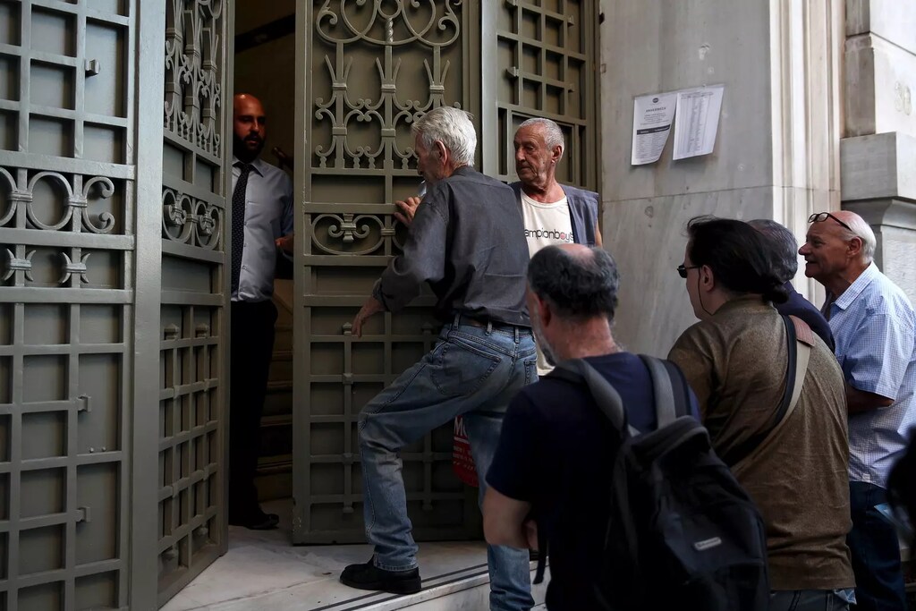 Los griegos hicieron fila el lunes ante los bancos, que reabrieron sus puertas tres semanas después de haber cerrado para evitar que el sistema se colapsara bajo una avalancha de retiradas de fondos, la primera señal prudente de vuelta a la normalidad tras el acuerdo para iniciar conversaciones sobre un nuevo paquete de reformas para el rescate.