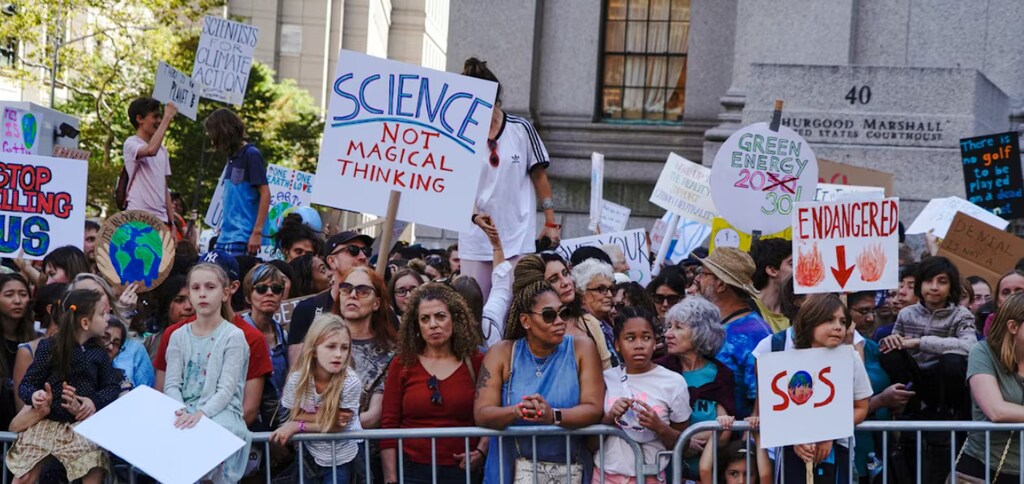 Activistas de todas las edades se manifiestan a favor del cambio climático, la acción por el clima y un futuro mejor.