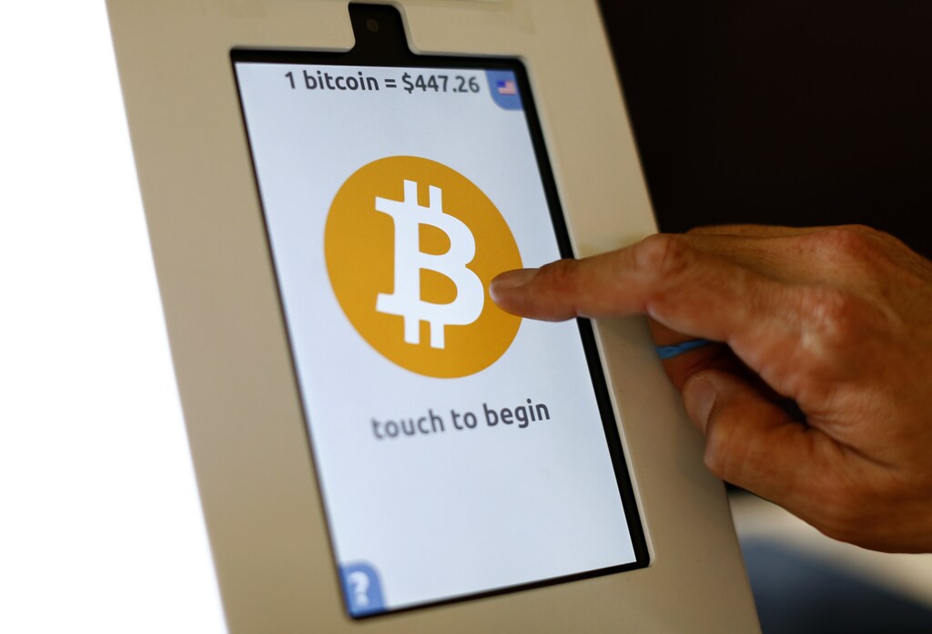 A bitcoin ATM machine is shown at a restaurant in San Diego, California September 18, 2014. The device enables the user to convert cash to bitcoins via a QR code transfer to an application on their mobile device. REUTERS/Mike Blake (UNITED STATES - Tags: SOCIETY BUSINESS SCIENCE TECHNOLOGY) - RTR46TGG