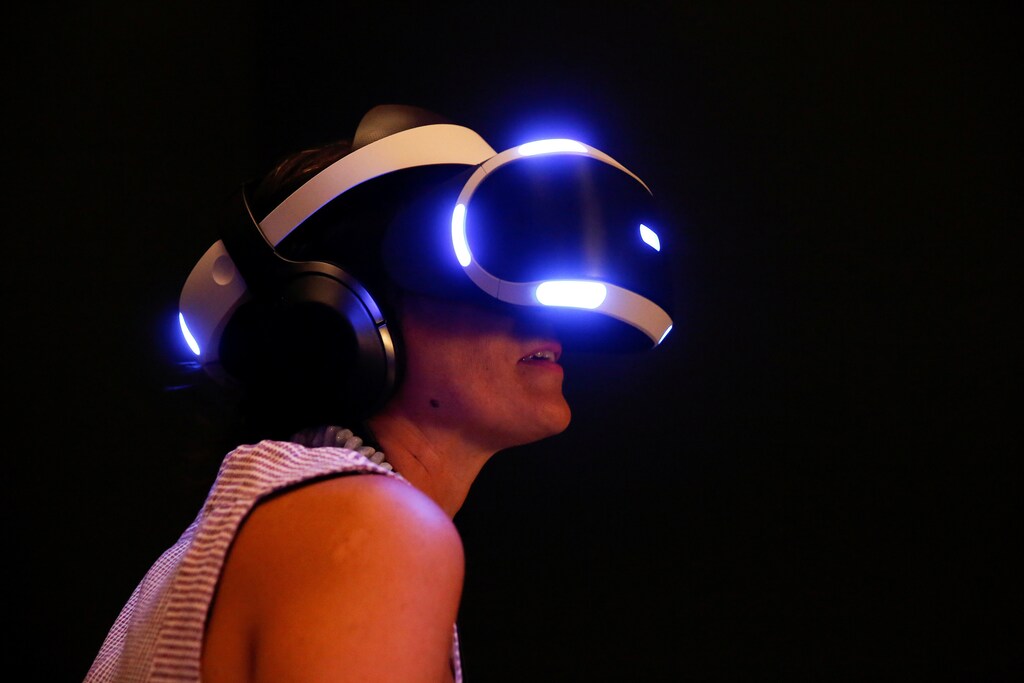 A woman tries on earphones and a headset used for virtual reality at the Venice Virtual Reality a competition during 74th Venice Film Festival in Venice, Italy, August 29, 2017. REUTERS/Alessandro Bianchi - RC12FC8D50B0