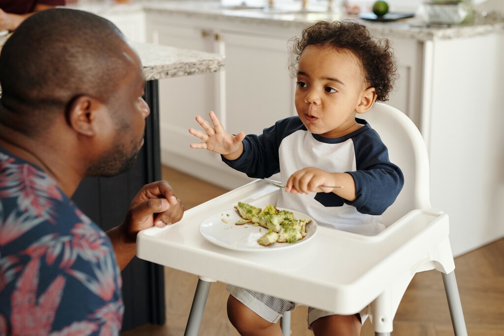 Las normas sociales y la falta de permisos parentales son obstáculos fundamentales para que los hombres se dediquen a los cuidados en el hogar.