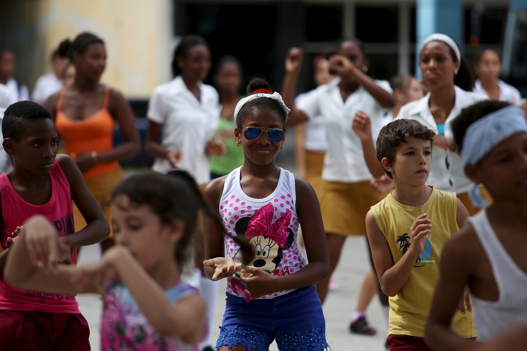 Maoni Dinsa, 10 (C), takes part in a dance class with other children at a park in Havana, March 18, 2016. REUTERS/Alexandre Meneghini - RTSB5T4
