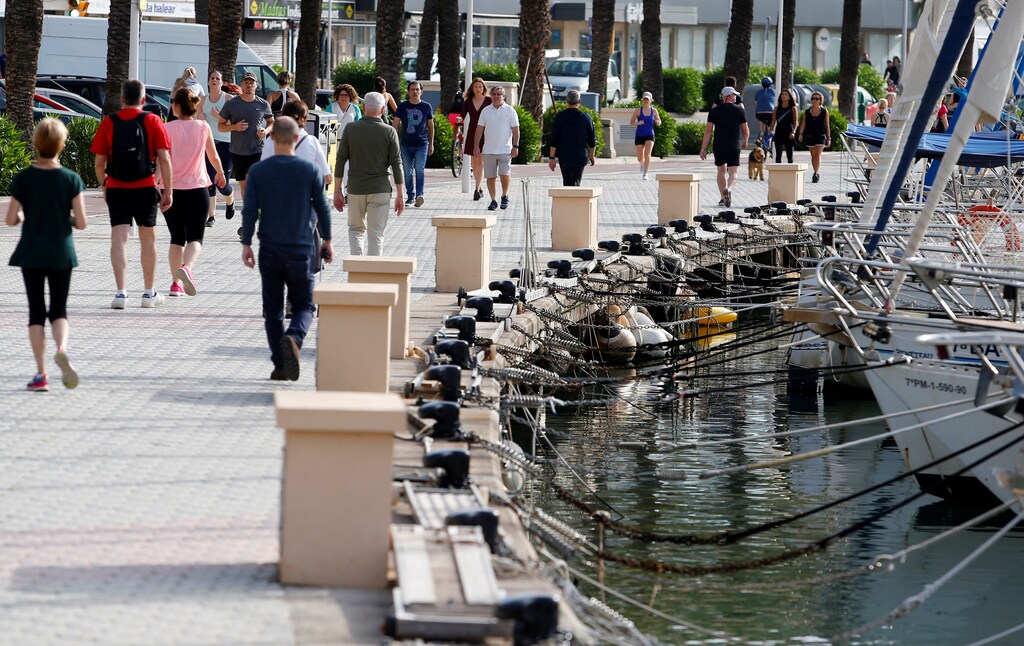 La gente practica deportes en el paseo marítimo de Palma de Mallorca durante las horas en que se permite el ejercicio individual al aire libre, por primera vez desde que se anunció el cierre, en medio del brote de la enfermedad coronavirus (COVID-19), en Palma de Mallorca, España, el 2 de mayo de 2020.