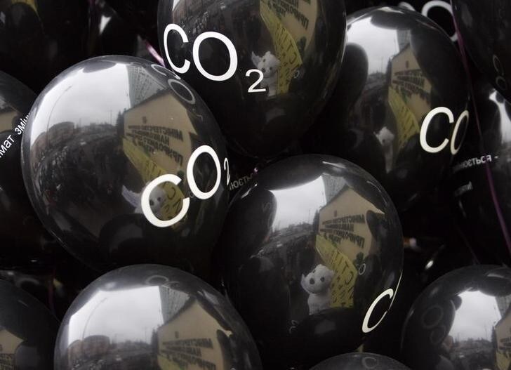 Protesters of Ukrainian environmental organisations reflect in the balloons as they demonstrate against CO2 emissions in front of the Ministry of environmental protection in Kiev December 2, 2009. REUTERS/Gleb Garanich (UKRAINE ENVIRONMENT CONFLICT)