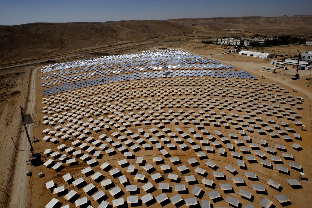 A general view of the Solar Energy Development Center (SEDC) is seen in Rotem Industrial Park near the southern town of Dimona June 12, 2008. Energy Company BrightSource Energy, Inc said it will open a solar "power tower" in Israel this week to test new technology it will use when building power plants next year in California. Picture taken June 12, 2008. REUTERS/Ronen Zvulun (ISRAEL) - RTX6UMG