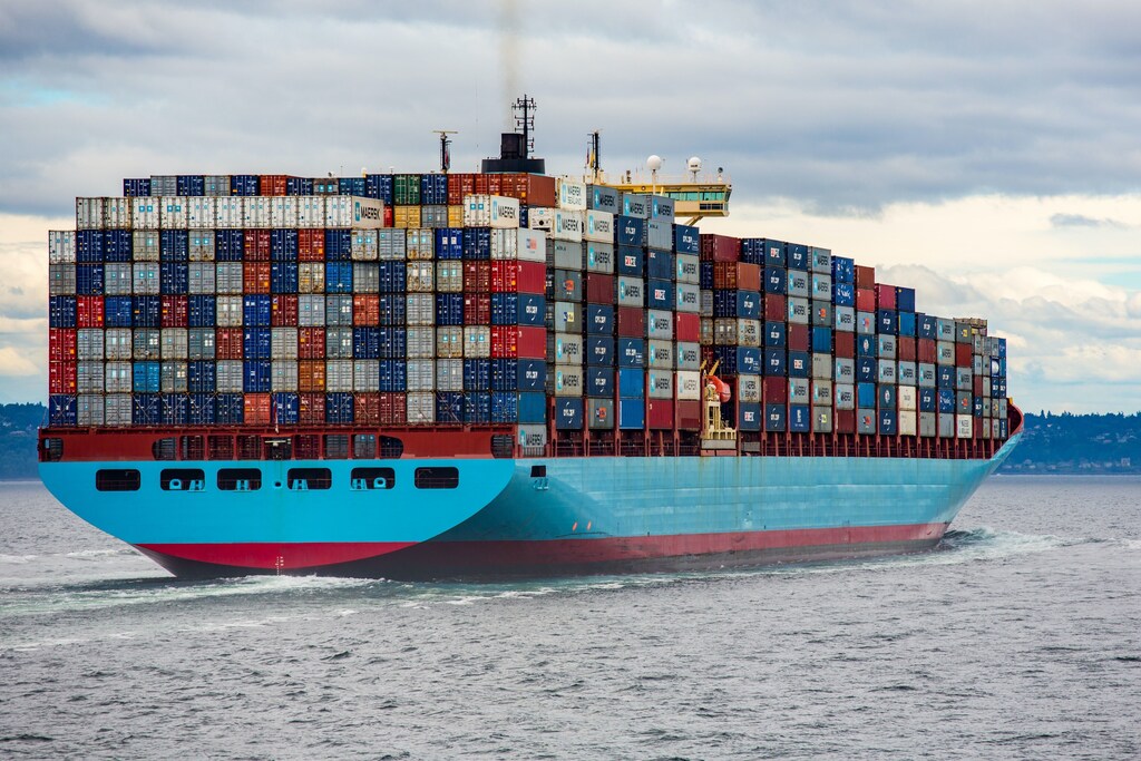 Vista lateral de un portacontenedores cargado.