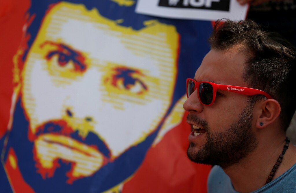 A supporter of Venezuelan opposition leader Leopoldo Lopez living in Colombia takes part in a rally marking the third anniversary of his arrest, in Bogota, Colombia, February 18, 2017. REUTERS/Jaime Saldarriaga - RTSZBIV