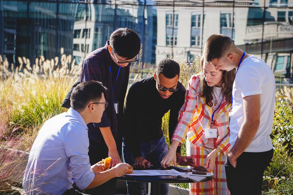 Global Shapers se reúnen en torno a un proyecto al aire libre.