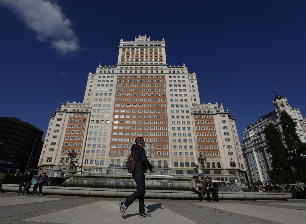 Edificio Espana (Spain Building) is seen as people enjoy the warm weather at Plaza de Espana in central Madrid, Spain, March 16, 2016. REUTERS/Sergio Perez - RTSAXRB