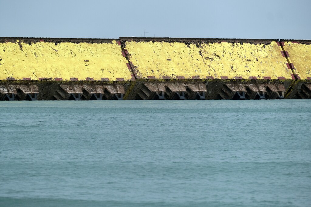 El esquema de la barrera de inundación de Mose se utiliza por segunda vez en Venecia, Italia, el 15 de octubre de 2020.