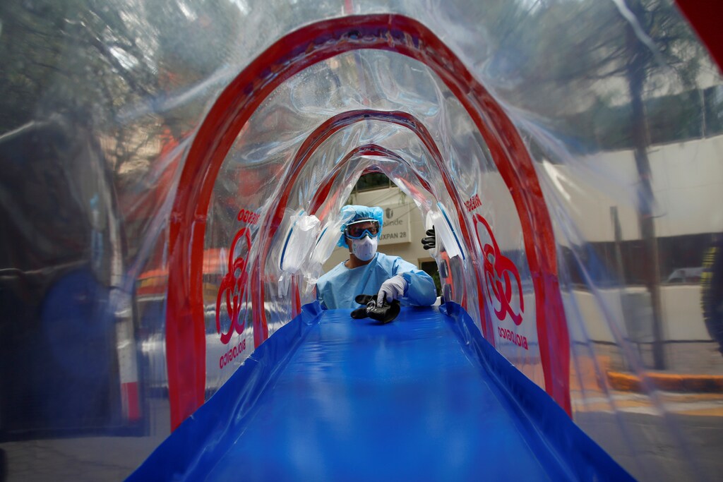 A health worker sanitises a stretcher after a patient with (COVID-19) was transfer into the hospital, as the outbreak of the coronavirus disease (COVID-19) continues in Mexico City, Mexico May 9, 2020.REUTERS/Gustavo Graf - RC2ALG91HJXA
