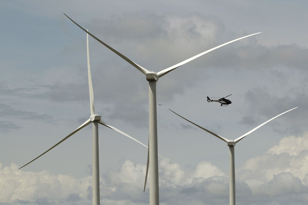 Wind turbines are pictured at a wind farm in Penonome, Cocle province, Panama, November 10, 2015. Former U.S. President Bill Clinton attended the opening of the new wind farm that is part of his Clinton Foundation Project in Latin America. REUTERS/Carlos Jasso - GF20000053813