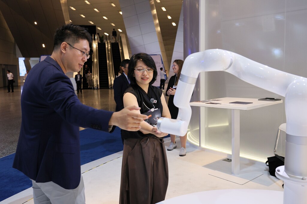 Visitors to the Annual Meeting of the New Champions 2026 interact with Madeleine Gannon's exhibit