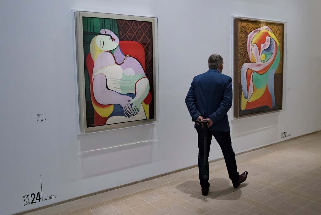 A visitor tours the "Picasso 1932: Erotic Year" exhibition at the Picasso Museum in Paris, France, October 8,2017. REUTERS/Ian Langsdon/Pool