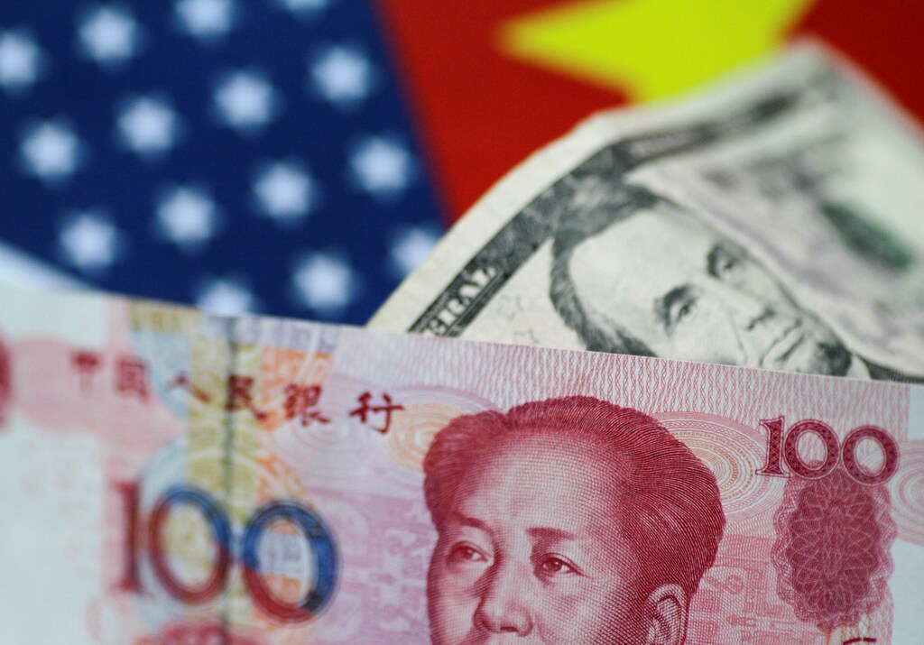 U.S. Dollar and China Yuan notes are seen in this picture illustration June 2, 2017. REUTERS/Thomas White/Illustration - RC1E290C4B00