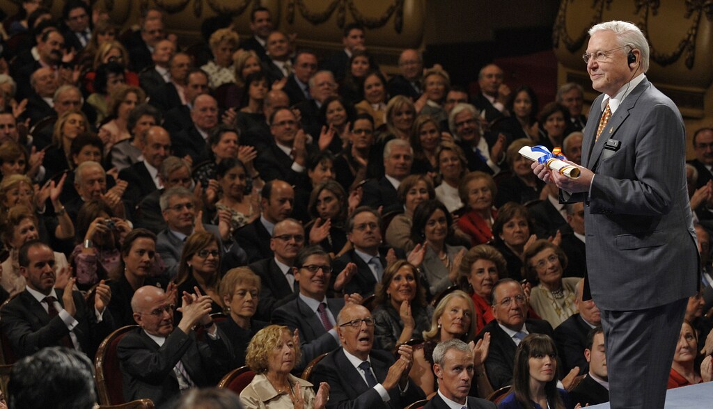 British naturalist David Attenborough acknowledges the applause after receiving the 2009 Prince of Asturias award for Social Sciences from Spain's Crown Prince Felipe during a ceremony at Campoamor theatre in Oviedo, northern Spain, October 23, 2009. REUTERS/Felix Ordonez (SPAIN ROYALS SOCIETY ENVIRONMENT) - GM1E5AO0BF101