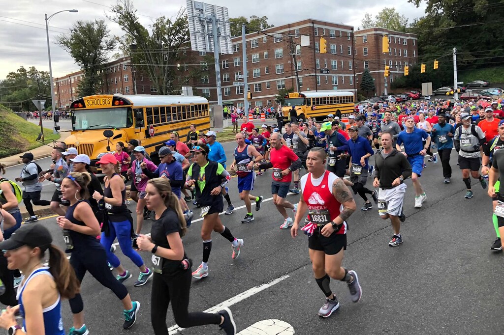 Participants run along the course of the annual Marine Corps Marathon in Arlington, Virginia, U.S., October 28, 2018. REUTERS/Will Dunham - RC1EBA14EC30
