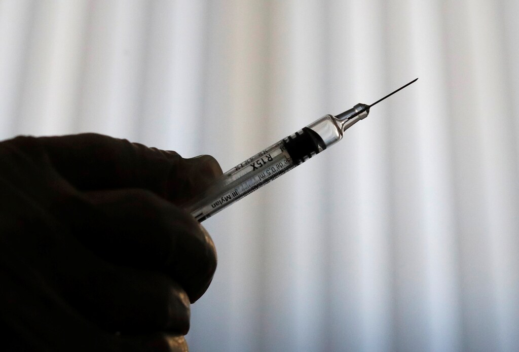 A doctor prepares a syringe as part of the start of the seasonal influenza vaccination campaign in Nice, France October 24, 2018. REUTERS/Eric Gaillard - RC15D806A1C0
