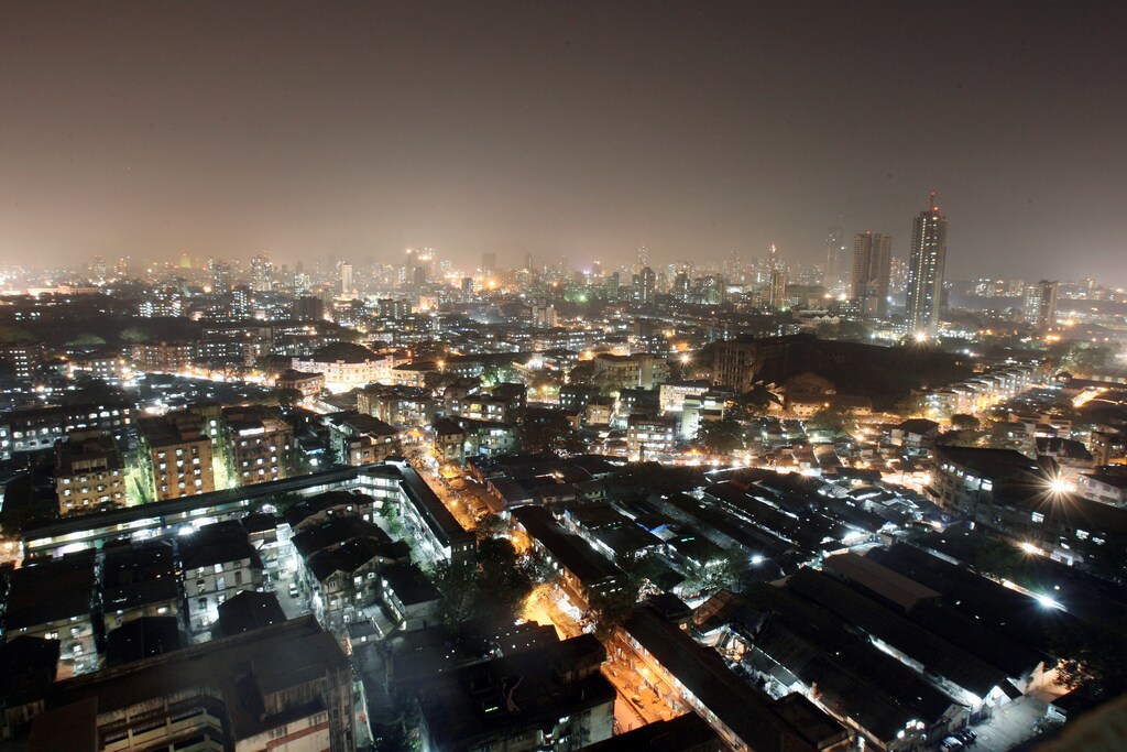 An aerial view of a central district of Mumbai December 22, 2006. As global firms and some of their overseas staff flock to India to tap opportunities in its burgeoning economy, premium residential rents in cities like Mumbai and the capital, New Delhi, are going through the roof. Add a rising number of high-income Indian professionals and a shift to a nuclear family from the traditional extended one, and the number of people looking for good homes is pushing rents to levels seen in the more desirable parts of London and New York. Picture taken December 22, 2006. To match feature INDIA-PROPERTY/RENT REUTERS/Arko Datta (INDIA) - GM1DUHLUQQAA