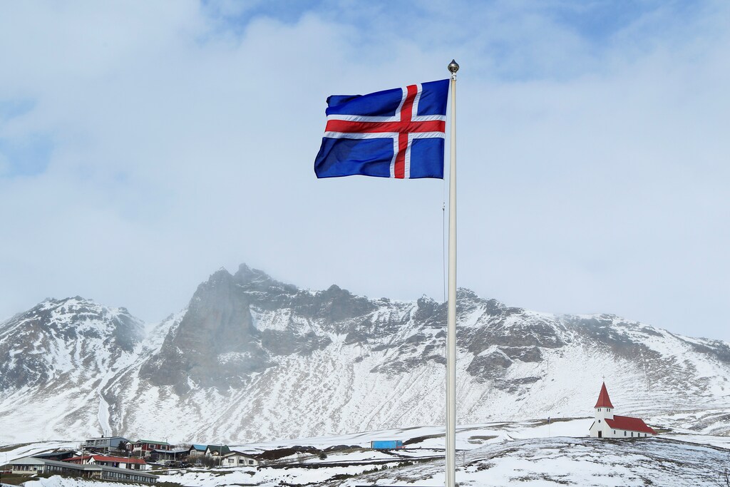 Iceland's national flag and a church are seen in the town of Vik, Iceland April 22, 2010. REUTERS/Lucas Jackson/File Photo - RTSFTO2
