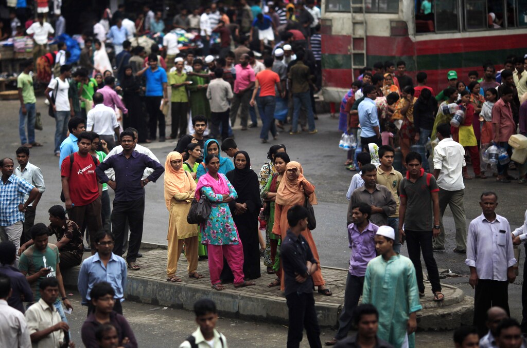 People wait to commute on different modes of public transportation before iftar (breaking fast) during the holy month of Ramadan in Dhaka August 1, 2012. According to local media, traffic jams are common during afternoons in the month of Ramadan as people rush home before iftar time. REUTERS/Andrew Biraj (BANGLADESH - Tags: RELIGION TRANSPORT SOCIETY CITYSPACE) - RTR35TKK