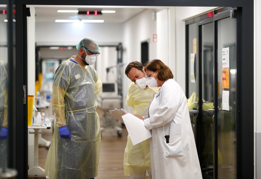 Doctor Christine Hidas, head of the emergency department talks to colleagues as the spread of the coronavirus disease (COVID-19) continues. REUTERS/Kai Pfaffenbach