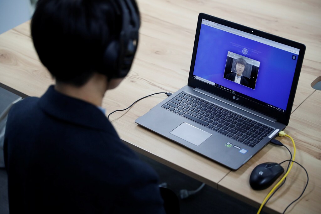 Kim Seok-wu, a university senior majoring in management, demonstrates an AI interview program in Sungnam, South Korea, November 20, 2019. Picture taken November 20, 2019. REUTERS/Kim Hong-Ji - RC2OEE9GCZX5