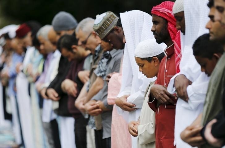 Muslims perform prayers for Eid-al Fitr to mark the end of the holy fasting month of Ramadan at a park in London, Britain, July 17, 2015. REUTERS/Suzanne Plunkett