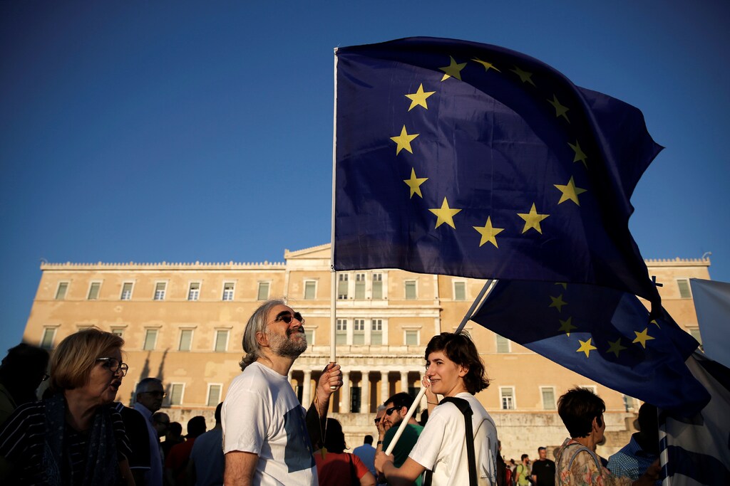 Anti-goverment Protesters hold EU flags as they take part in a rally outside the Greek parliament building in Athens, Greece June 20, 2017.REUTERS/Costas Baltas - RTS17XA0