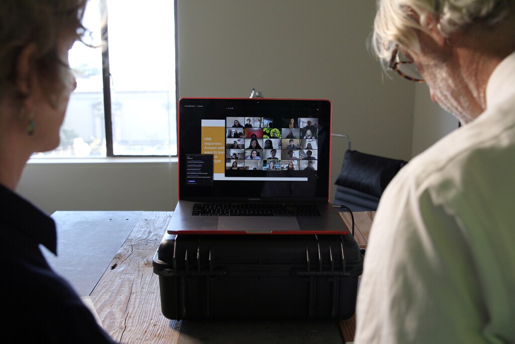 Los profesores de la Universidad de California, Berkeley, Lisa Wymore (L) y Greg Niemeyer miran la pantalla Zoom que muestra a los estudiantes en su curso de Innovación Colaborativa en línea en Berkeley, California, EE.UU., 12 de marzo de 2020.