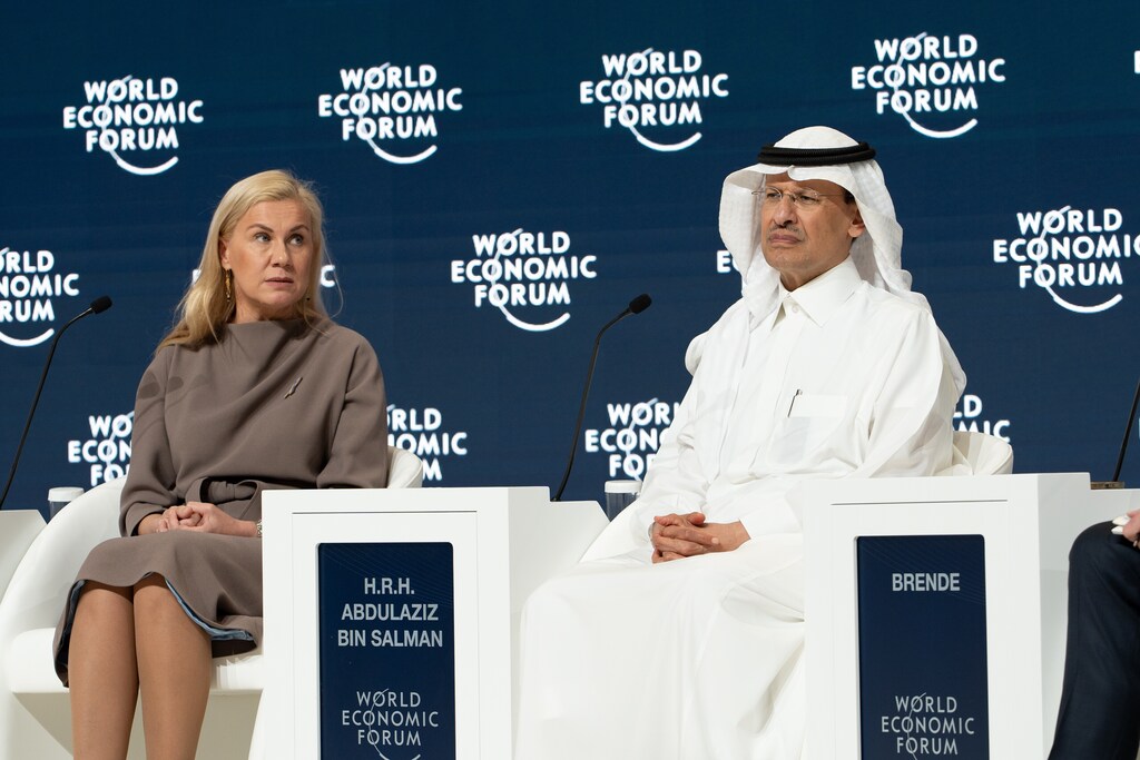 Kadri Simson, Comisaria de Energía de la UE, y S.A.R. el Príncipe Abdulaziz Bin Salman Bin Abdulaziz Al Saud, Ministro de Energía de Arabia Saudí, intervienen en un panel.