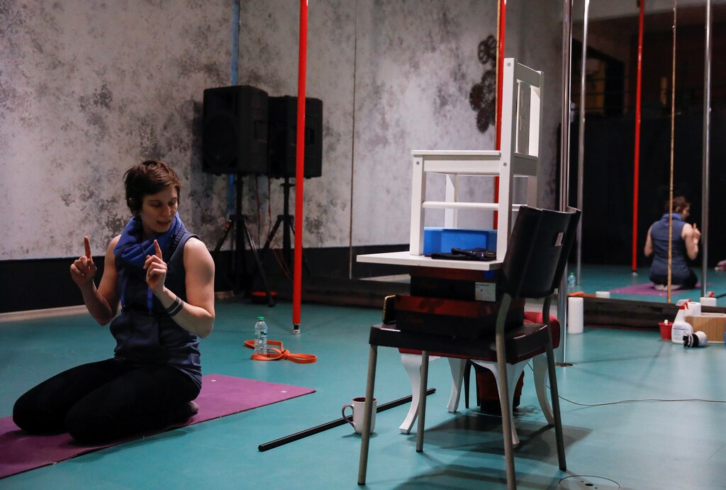 Master trainer Sevinc Joy gives an online handstand lesson in her studio as she canceled all courses due to the coronavirus disease (COVID-19) outbreak, in Istanbul, Turkey April 22, 2020. REUTERS/Umit Bektas - RC2S9G9KMZPL