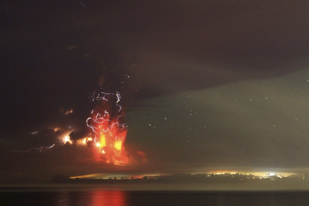 Smoke and lava spew from the Calbuco volcano, as seen from the shores of Lake Llanquihue in Puerto Varas, April 23, 2015. The Calbuco volcano in southern Chile erupted for the first time in more than five decades on Wednesday, sending a thick plume of ash and smoke several kilometres into the sky. REUTERS/Carlos Gutierrez TPX IMAGES OF THE DAY - GF10000069591