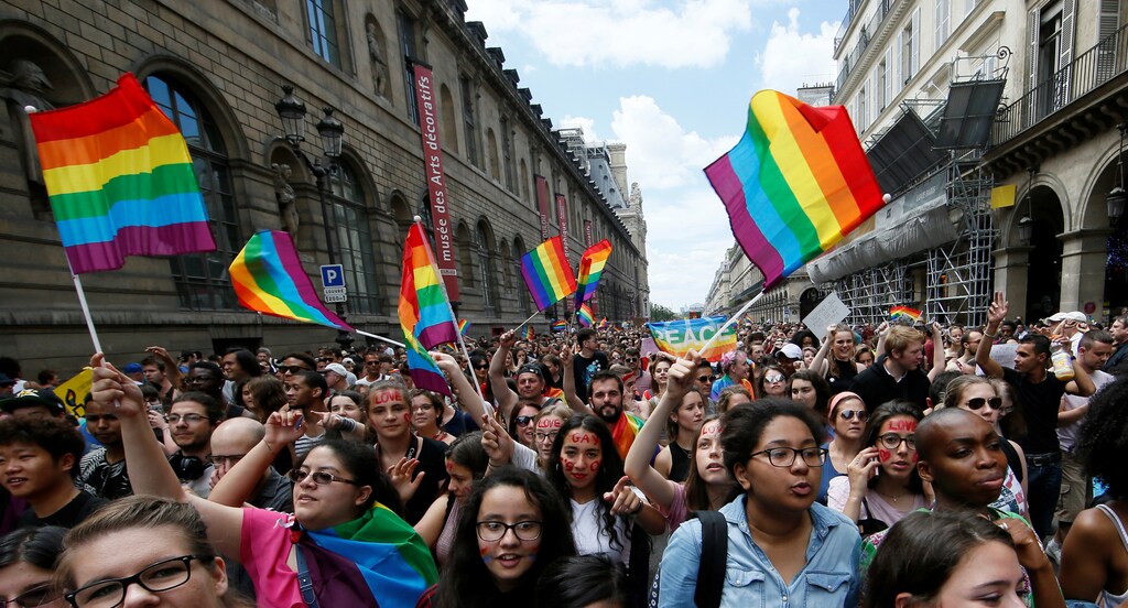Participants take part in the annual Gay Pride parade in Paris, France June 24, 2017. REUTERS/Gonzalo Fuentes - RC191B51AAD0
