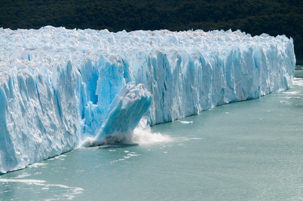 A giant piece of Ice breaks off the Perito Moreno Glacier in Patagonia, Argentina - risk