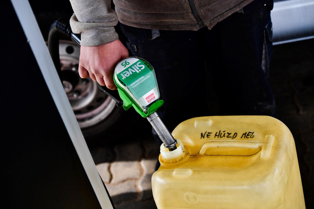 A driver fills a gas can at a gas station, as a surge in fuel and energy prices in the wake of Russia's ongoing invasion of Ukraine puts increased pressure on Hungarian Prime Minister Viktor Orban's low-cost energy policy for households, in Martonvasar, Hungary March 18, 2022. REUTERS/Marton Monus
