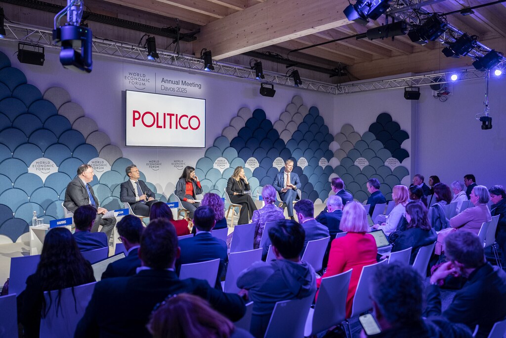 Los panelistas debaten sobre la desinformación en línea durante una sesión en la Reunión Anual de este año en Davos.