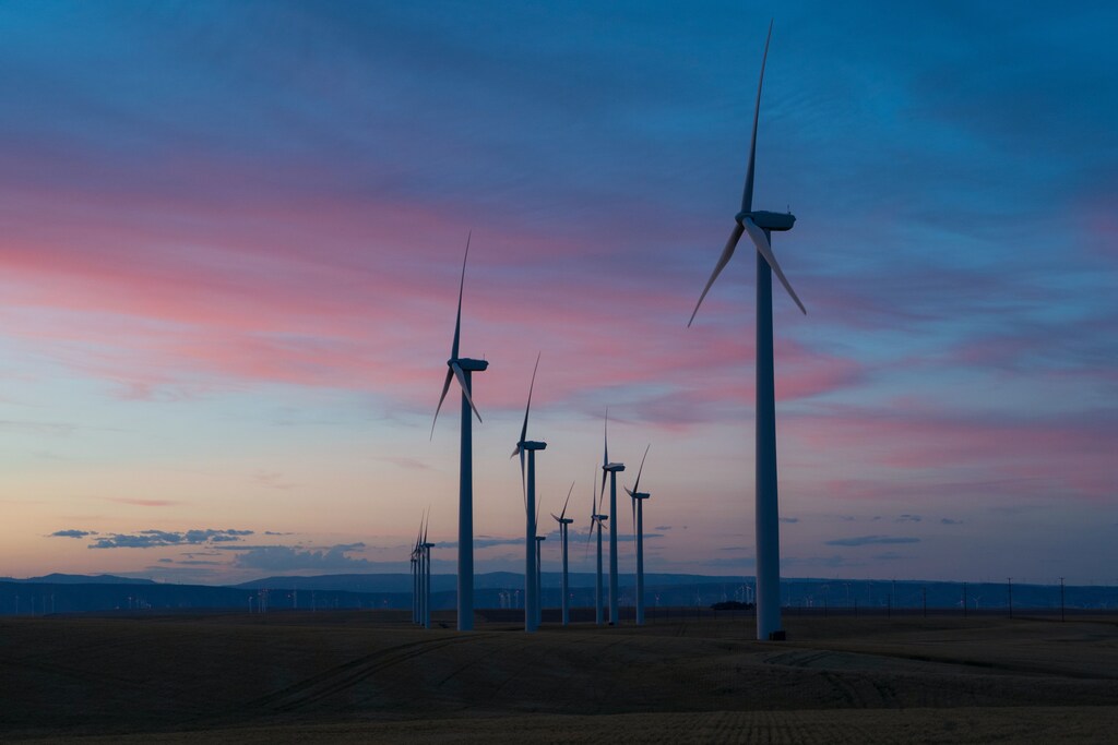 Turbinas eólicas al atardecer.