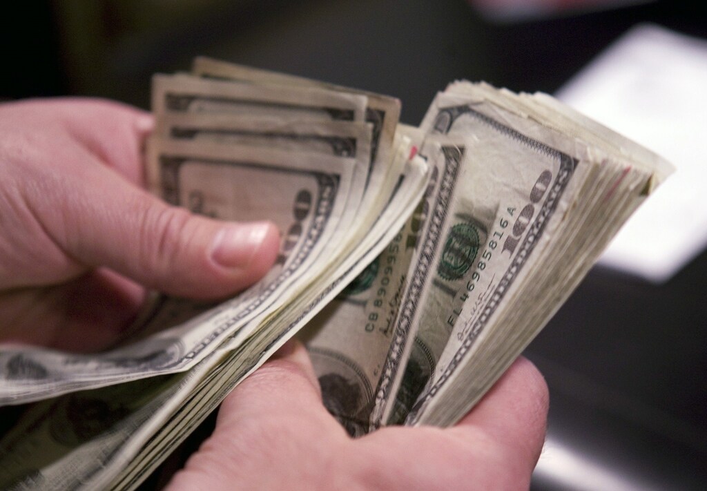 A gambler counts out cash while making a proposition bet on Super Bowl XLV at the Las Vegas Hilton in Las Vegas, Nevada January 27, 2011. The Pittsburgh Steelers and the Green Bay Packers will compete in Super Bowl XLV in Arlington, Texas on February 6. REUTERS/Las Vegas Sun/Steve Marcus (UNITED STATES - Tags: SPORT FOOTBALL) - RTXX6B4