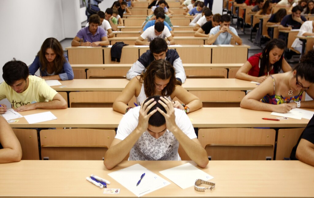 Students take a university entrance examination at a lecture hall in the Andalusian capital of Seville, southern Spain, September 15, 2009. Students in Spain must pass the exam after completing secondary school in order to gain access to university. REUTERS/Marcelo del Pozo (SPAIN EDUCATION SOCIETY) - GM1E59F1FFW01