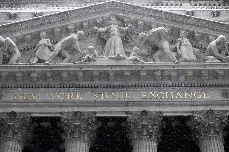 Snow falls outside the New York Stock Exchange during a winter storm in New York February 26, 2010. A strong winter storm slammed New York City and much of the Northeast, forcing businesses, schools and transportation systems to shut down. REUTERS/Chip East (UNITED STATES - Tags: ENVIRONMENT)