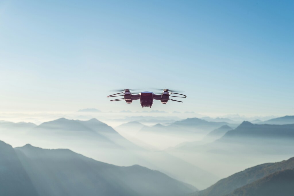 Un dron volando en el cielo.