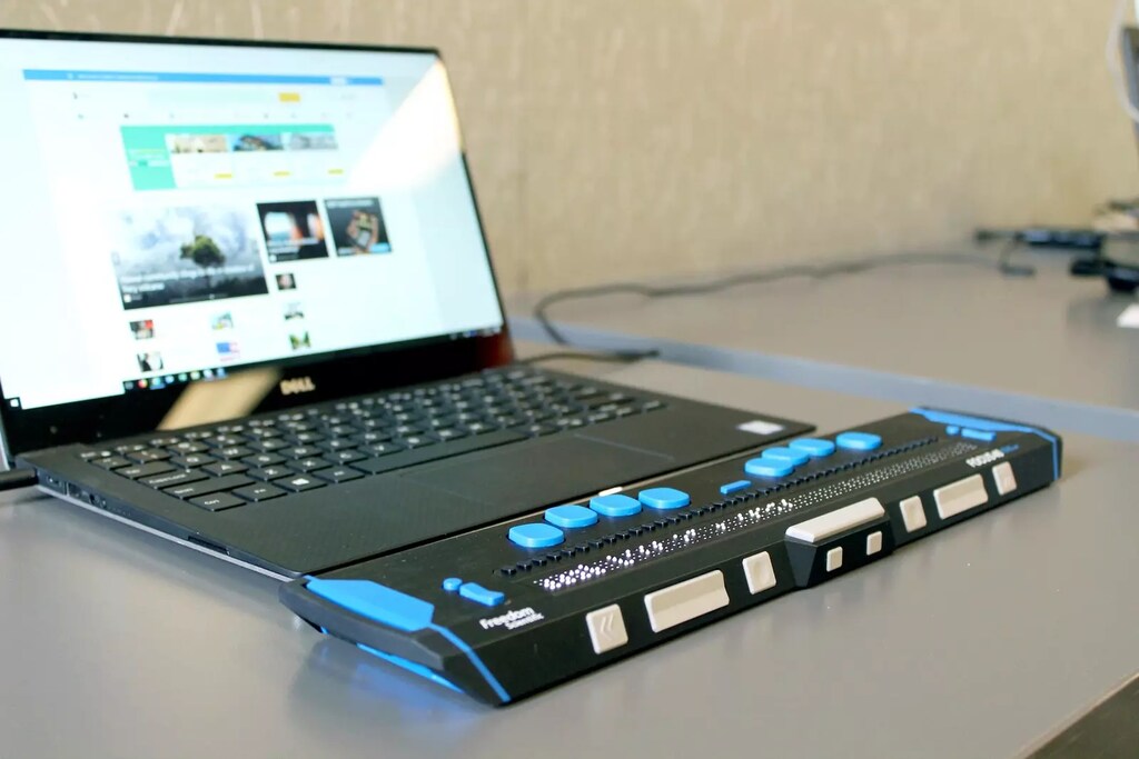 Herramientas sencillas como un teclado braille pueden crear nuevas formas de participación en el trabajo para las personas con discapacidad.
