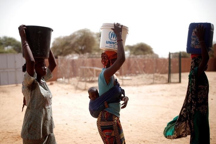 Women fetch water during the regional anti-insurgent Operation Barkhane in Tin Hama, Mali, October 19, 2017. Picture taken October 19, 2017. REUTERS/Benoit Tessier