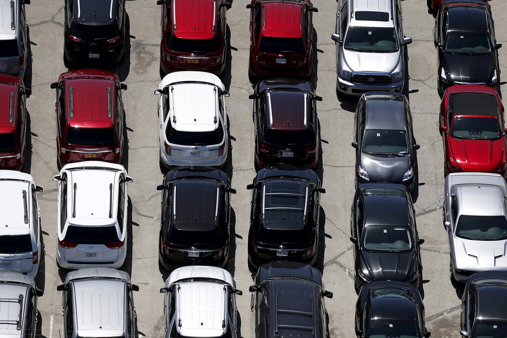 FILE PHOTO - Cars are seen in a parking lot in Palm Springs, California April 13, 2015. Picture taken April 13, 2015. REUTERS/Lucy Nicholson/File Photo - RC152373E6E0