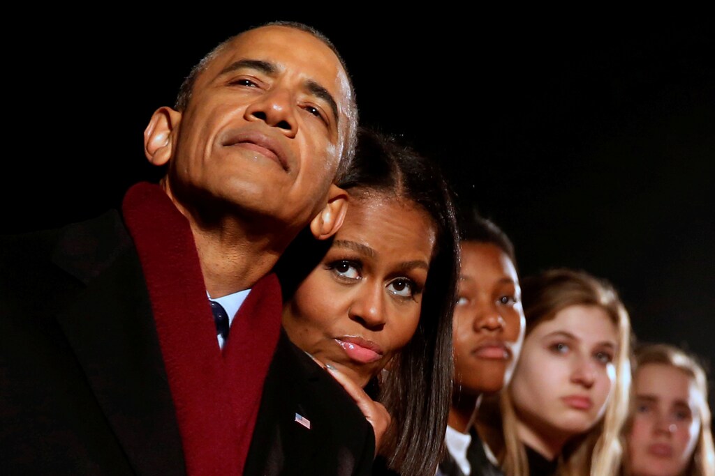 U.S. President Barack Obama and first lady Michelle Obama cuddle together as they participate in the National Christmas Tree lighting in Washington, U.S. December 1, 2016. REUTERS/Jonathan Ernst TPX IMAGES OF THE DAY - RTSUAH9