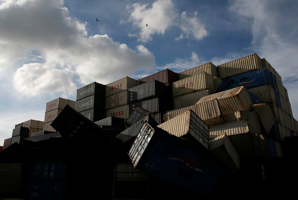 Birds fly over the toppled shipping containers after Typhoon Meranti made landfall, in Kaohsiung, Taiwan September 15, 2016. REUTERS/Tyrone Siu - S1BEUBKKIAAA